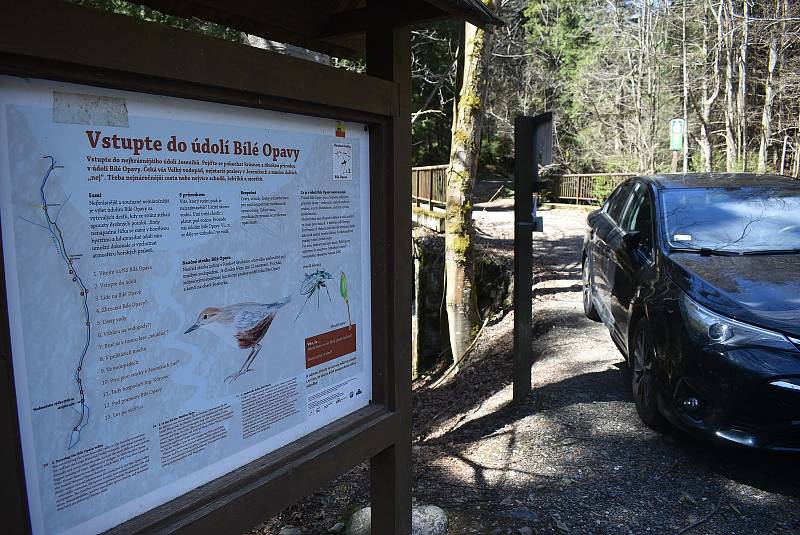 Udělejte si někdy výlet kolem náhonu, který přivádí vodu pro umělý vodopád v Karlově Studánce.