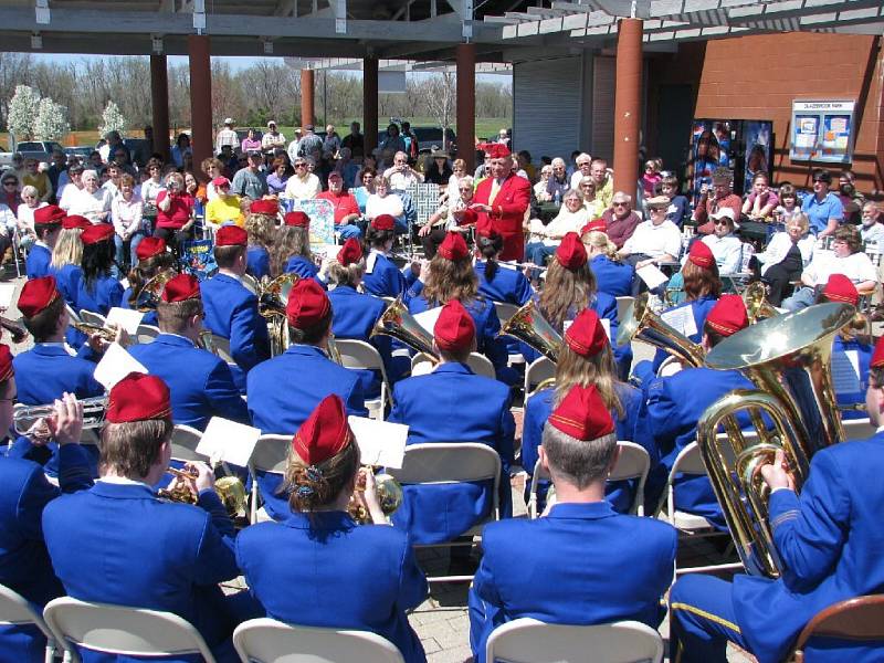 Téměř tisícovka lidí přijela na poslední koncert Dechového orchestru mladých Krnov v USA. Hráče při koncertu dirigoval Karel Dospiva i jeho asistent Luděk Tlach.