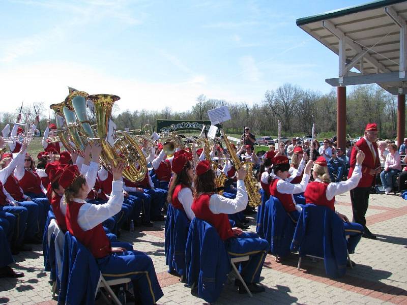 Téměř tisícovka lidí přijela na poslední koncert Dechového orchestru mladých Krnov v USA. Hráče při koncertu dirigoval Karel Dospiva i jeho asistent Luděk Tlach.