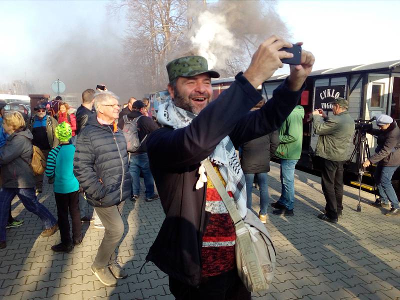 Polští patrioti slavili na Osoblažce Den nezávislosti Polska červenobílými vlaječkami. Fanoušci vojenské historie na výlet do Sudet zvolili maskáčový outfit vojáků wehrmachtu.