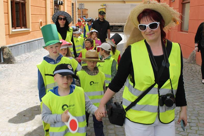 Studentům patřilo v pátek 15. května centrum Bruntálu. Zejména těm, kteří si pořídili vlastní pokrývku hlavy, protože šlo o Kloboukový majáles.