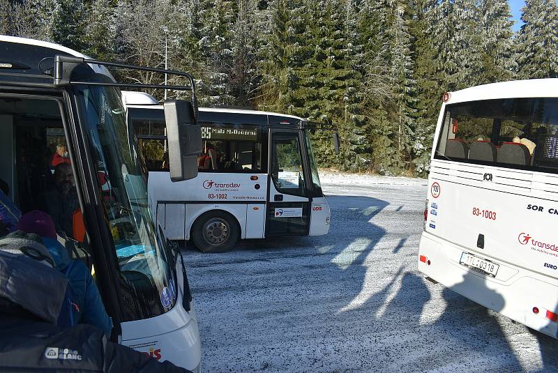 Cesta autobusem z Hvězdy na Ovčárnu v zimě. Ilustrační foto.