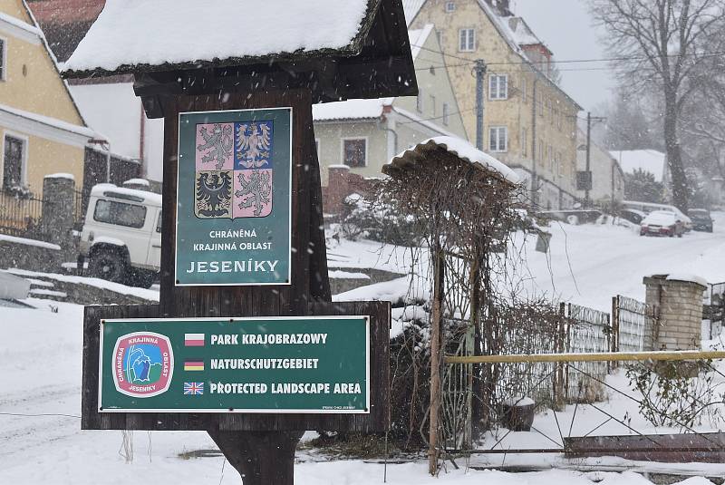 Chystáte se do Jeseníků, ale obáváte se přeplněných parkovišť? Zkuste si udělat zimní výlet do Andělské Hory na poutní místo Annaberg a na stejnojmennou sjezdovku.