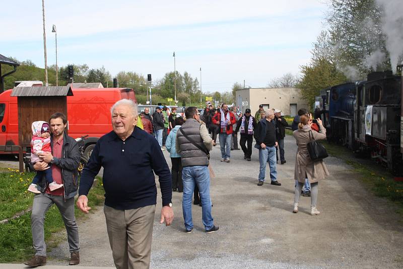 Jan Dokládal býval náčelníkem krnovského Depa v době, kdy pod něj patřila také úzkokolejka Osoblažka. Fotoreportáž ho zachytila v roce 2017, když jako důchodce přijel do Třemešné na zahájení sezony parních vlaků vzpomínat a setkat se s kolegy železničáři.