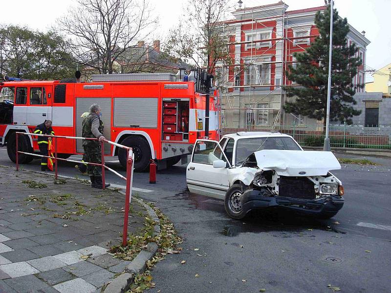 Nepříjemná nehoda se stala v pátek 22. října v 16.50 hodin na křižovatce Revoluční, Zacpalově a Bezručově kde se střetla dvě osobní auta. 