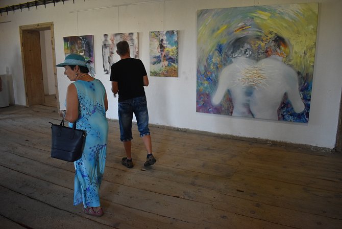 Galerie na Rychtě v Úvalně má úžasnou atmosféru. Vystavují zde přední umělci. Na vernisáže jezdí návštěvníci z Krnova, z Opavy i z Polska.