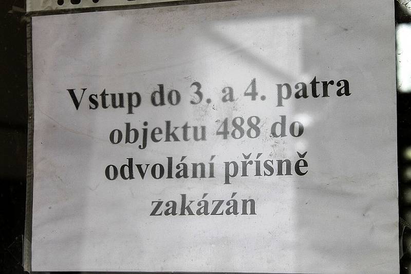 Rekonstrukce patra pod střechou pokračuje. Požár vypálil v podkroví téměř všechno, proto bylo nutné vystavět všechno nově od obvodového věnce.