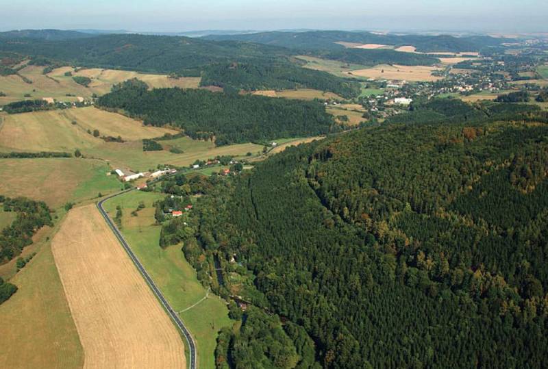 Letecký pohled po toku (vpravo nahoře obec Zátor) - současný stav.