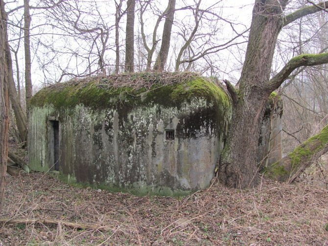 Obecní bunkr v Nových Heřminovech je typickým příkladem lehkého opevnění z let 1935 až 1938. V československém pohraničí vznikl tento obranný systém podle vzoru francouzské Maginotovy linie.
