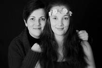 Maminka a dcera. Šárka Zgarbová z Bruntálu se svou dcerou Zuzanou, kterou už dlouhá léta učí fotografovat.