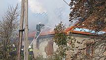 Podkroví a střecha staršího rodinného domku v Bílčicích na Bruntálsku vzplála v sobotu před jedenáctou hodinou dopoledne.
