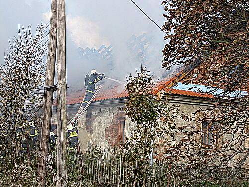 Podkroví a střecha staršího rodinného domku v Bílčicích na Bruntálsku vzplála v sobotu před jedenáctou hodinou dopoledne.