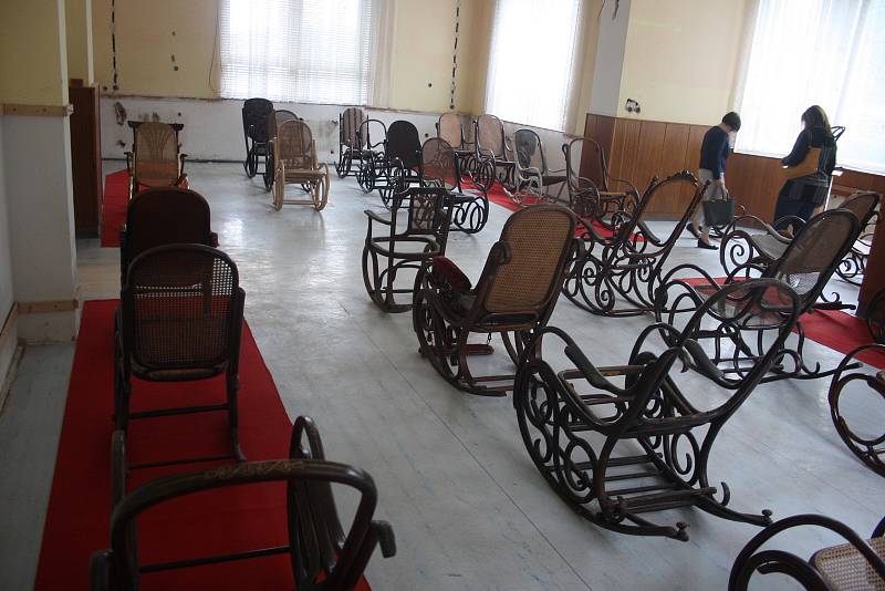 Bývalé plicní sanatorium Ozon se 9.9. 2019 v 9.09 hodin poprvé představilo veřejnosti jako Lesní zámek a Muzeum nábytku. Výhledově sem bude přemístěna i restaurátorská škola a dílny.