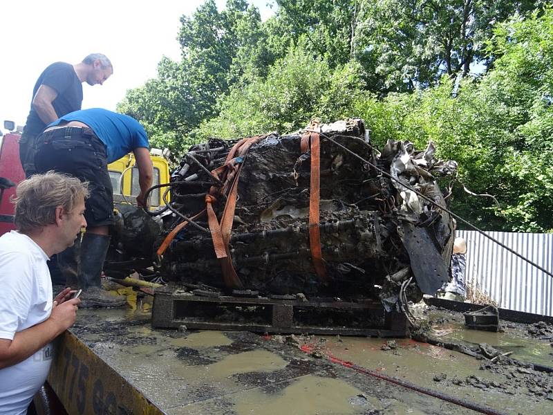 V lese u Karlova se podařilo vykopat a vyzvednout celý motor Šturmoviku. Po prozkoumání a konzervaci se stane exponátem muzea v Osoblaze. 