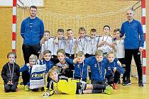 Společná fotografie vítězného bílého a celkově šestého modrého mužstva Slavoj Olympie Bruntál na turnaji ve Šternberku.