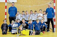 Společná fotografie vítězného bílého a celkově šestého modrého mužstva Slavoj Olympie Bruntál na turnaji ve Šternberku.