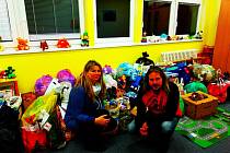 Ludvík Gregárek s Martinou Kocourkovou už sedm let organizují vánoční sbírku hraček pro děti v krnovské nemocnici. Ani letos nechyběli na krnovském náměstí.