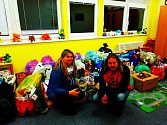 Ludvík Gregárek s Martinou Kocourkovou už sedm let organizují vánoční sbírku hraček pro děti v krnovské nemocnici. Ani letos nechyběli na krnovském náměstí.