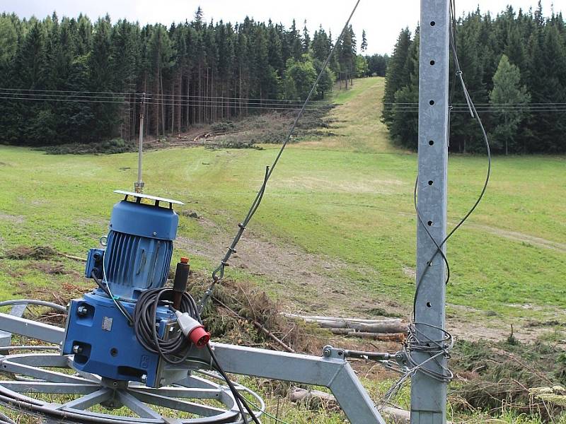 O dvě dvousedačkové a dvě čtyřsedačkové lanovky posilují lyžařské areály v Malé Morávce. Do začátků zimní sezony mají být vleky na svazích Jeseníků hotovy. 