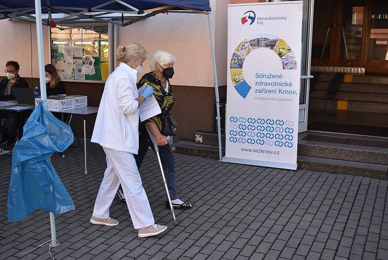 Osoblaha 3. srpna 2021. Občané čekali ve frontě na otevření mobilního očkovacího střediska na osoblažském náměstí. Kolem deváté hodiny už jich bylo naočkovaných přes 60. .