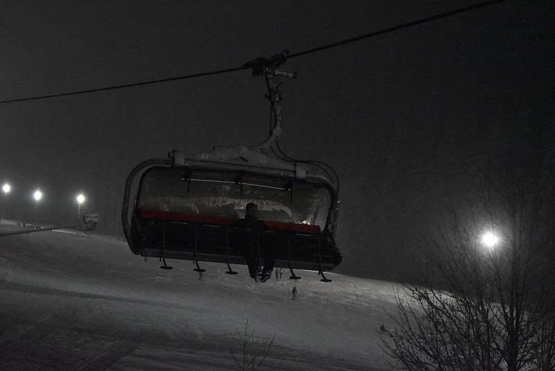 Skiareál Kopřivná v pátek večer zažil poslední jízdu nejmodernější vyhřívané lanovky. Od soboty všechny lanovky definitivně zastavilo vládní nařízení.