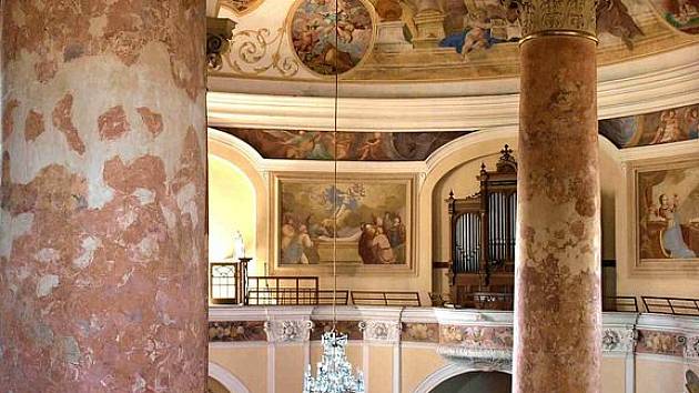 Kaple je uvnitř vyzdobena mnoha freskami.