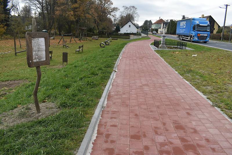 Hlavní předností Lomnice je okolní příroda, bohatá nabídka hřišť a ekologické projekty. Nevýhodou Lomnice je frekventovaná silnice.