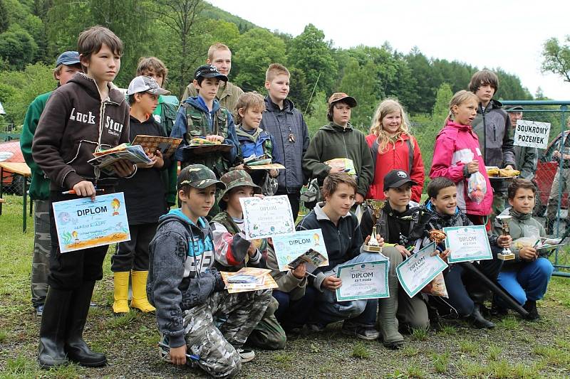 Závody mladých rybářů Zlatá udice na řece Opavě ve Vrbně pod Pradědem.