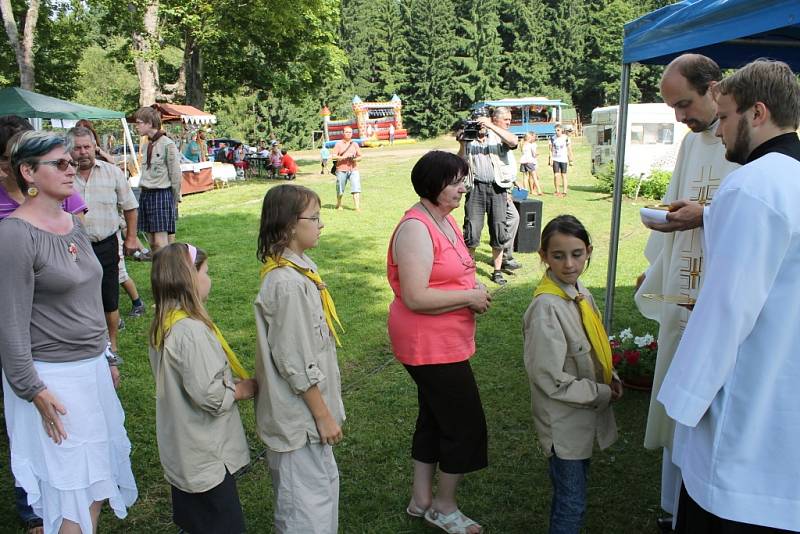 Křížovou cestou proudili na svátek svaté Anny ke stejnojmennému kostelu na Annabergu nad Andělskou Horou poutníci, aby si vyslechli mši svatou duchovního správce Marka Žukowského. 