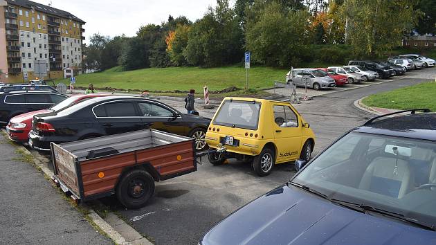 Norský elektromobil Buddy Cab v ulicích Bruntálu rozhodně nelze přehlédnout, listopad 2022