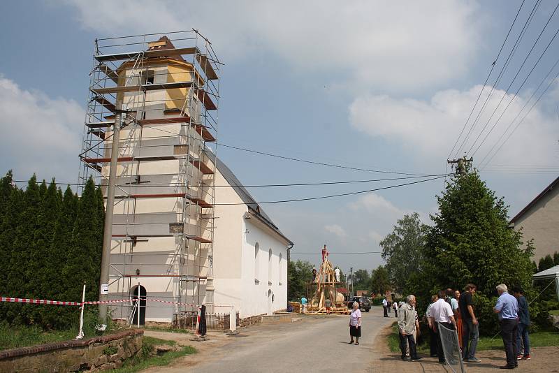 Kostel v Hlince od soboty 12. května už má stejnou báň, jaká tu bývala před válkou. Sundávání jehlanu a zvedání báně byly atrakce, které si nikdo nechtěl nechat ujít.