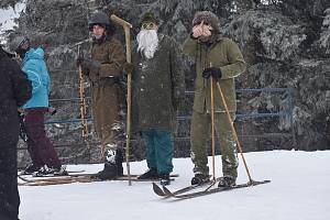 Fanoušci historického lyžování vyrazili do Jeseníků do skiareálu Ovčárna. únor 2023