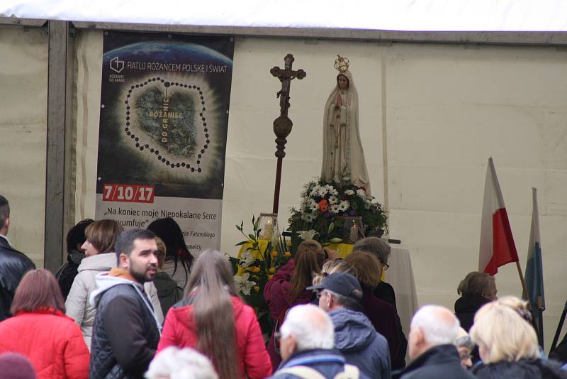 Jedním z míst, kde se sešli Poláci v rámci akce Růženec na hranicích, byl také kostel v Opawici. Na 750 registrovaných účastníků se z kostela vydalo procesím do kilometr vzdálených Lenarcic. Modlitby růžence  se odehrály na hřišti přímo naproti linhartovs