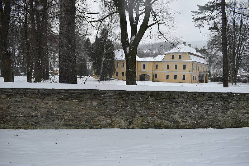 Barokní Zámek  Grohmann býval kulturním a společenským centrem Vrbna pod Pradědem. Fungoval zde hotel a restaurace. Nyní je tato památka na prodej za 11 milionů korun.