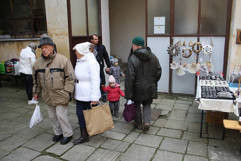 Kateřinské trhy na zámku ve Slezských Rudolticích letos provázelo obzvlášť nevlídné počasí. Promrzlí stánkaři co chvíli museli zvedat poutače povalené větrem nebo spravovat utrženou plachtu.