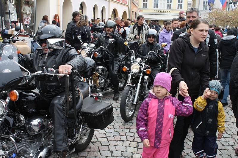 Benzín voněl a motory burácely o víkendu v centru Bruntálu, kam se sjeli motorkáři, aby společně oficiálně zahájili letošní jezdeckou sezonu.