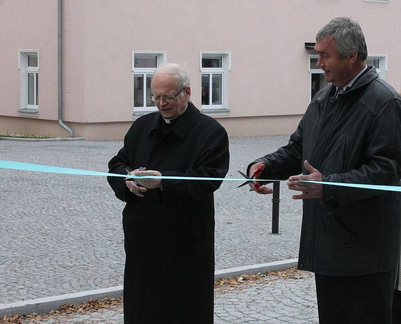 Lidé v Rýmařově přišli na slavnostní otevření zrekonstruovaného Školního náměstí.