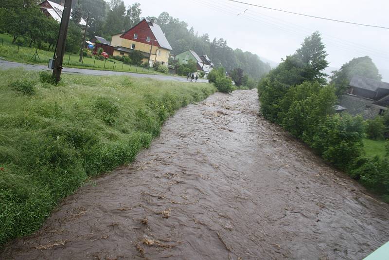 Druhý povodňový stupeň byl vyhlášený na Černé Opavě v Mnichově. První stupeň platí na Opavě v Karlovicích. Velká voda postupuje řekou Opavou níž po proudu.