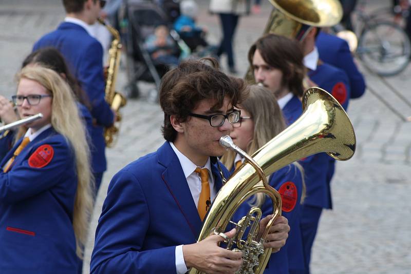 U památníku geniálního architekta Leopolda Bauera se odehrál koncert Dechového orchestru mladých DOM Krnov. Krnovští muzikanti tímto způsobem připomněli 80 let od úmrtí slavného rodáka.