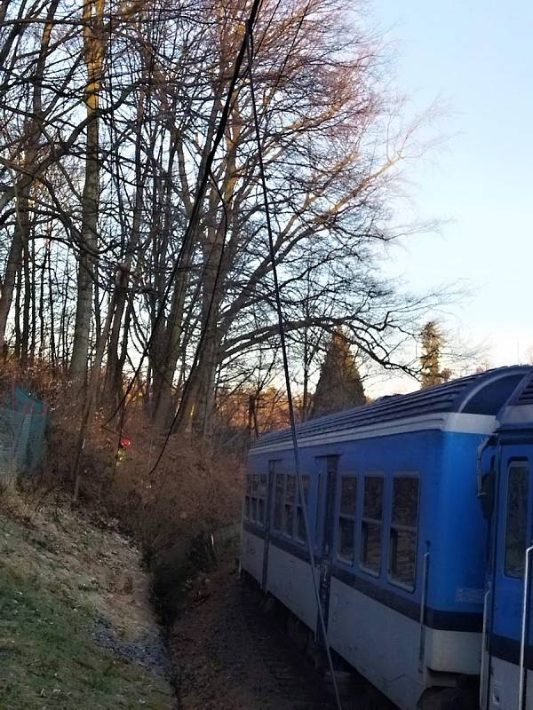 Najetí vlaku Českých drah do stromu spadlého na trať v Głuchołazech. 17. března 2023