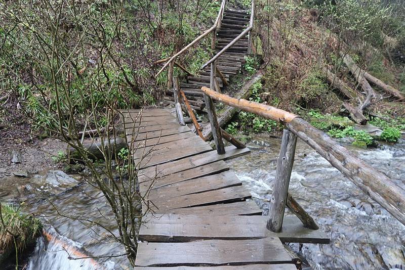 Žlutě značená turistická stezka kolem Bílé Opavy byla uzavřená kvůli opravám lávek a chodníků. Ty poničila hlavně vysoká sněhová pokrývka. Modrá stezka funguje bez omezení.  Foto: Správa CHKO Jeseníky