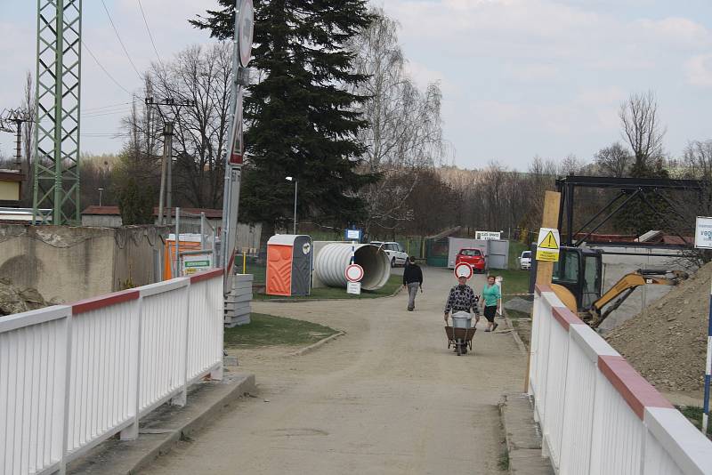 Stavba obchvatu Krnova se dostala do nejcitlivějšího úseku. Prochází ochranným pásmem krnovské vodárny a prameniště a současně překonává řeku Opavici.