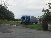 Kamion s nákladem o váze 40 tun uvízl na svažité louce v Úvalně.