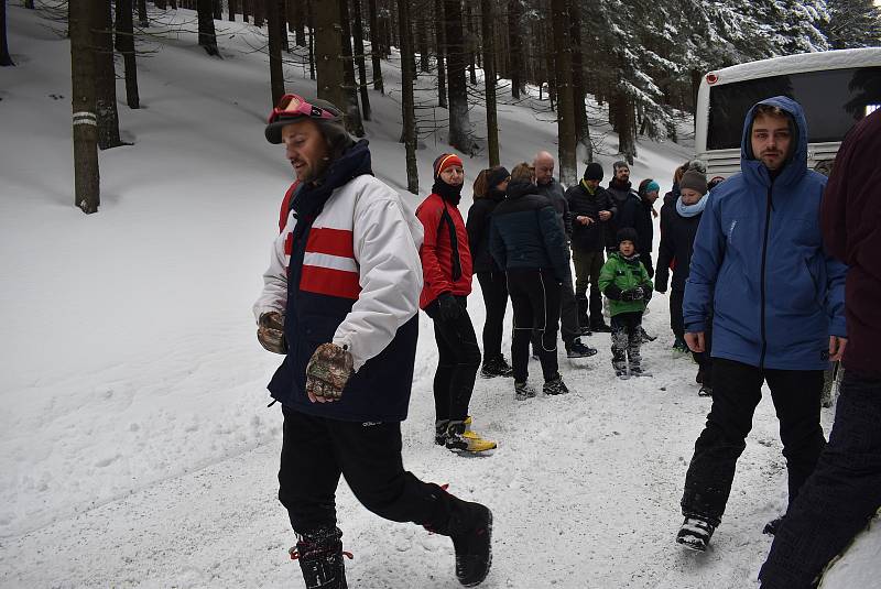 Cesta z Hvězdy na Ovčárnu neproběhla podle plánu. První kyvadlový autobus uvízl v hlubokém sněhu a uvěznil dva další, které jely za ním. 5. února 2023