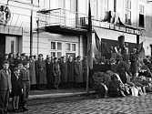 Shromáždění k úmrtí Klementa Gottwalda na náměstí Míru v Bruntále se konala jen pár dnů po tryzně k úmrtí sovětského vůdce Stalina.