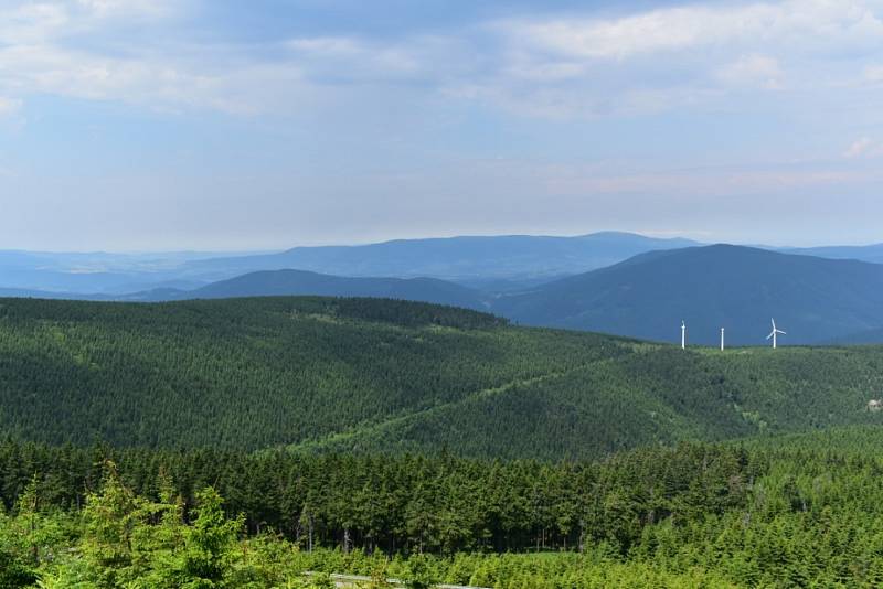 Přečerpávací elektrárna Dlouhé stráně zahájila provoz před 25 lety. Její nádrži s výhledem na Praděd se přezdívá Magické oko Jeseníků. Od července 2021 už zase láká turisty na exkurze.