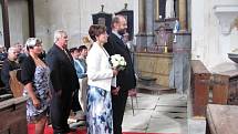 Známý řezbář Jiří Halouzka z Jiříkova se v sobotu oženil, „ano“ si řekl se snoubenkou Magdou ve svém vlastním kostele.