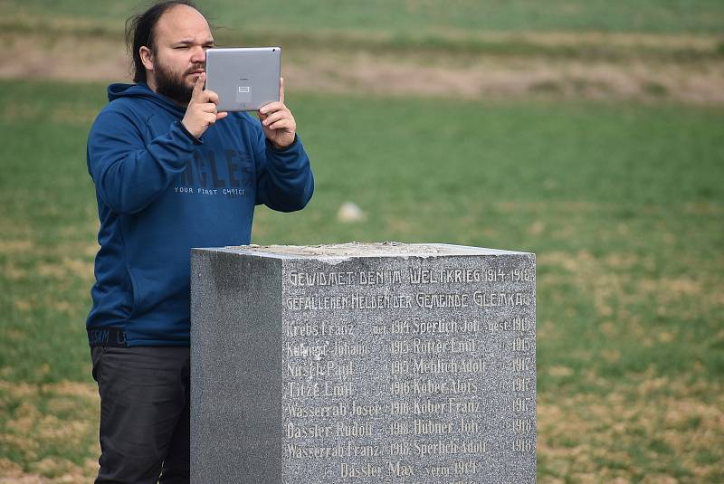 V Hlince před mnoha lety vandal změnil památník padlým  na Bezhlavého rytíře. V restaurátorské dílně rytířovi vrátí tvář, aby se zase stal důstojnou pietou.