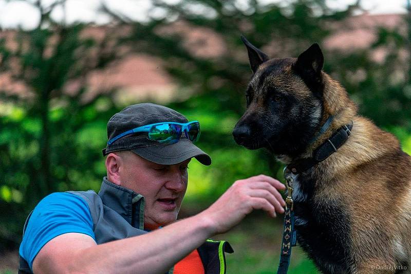 Horská služba představila Marka Koněrzu z Karlova pod Pradědem, který slouží v Jeseníkách se svým psím parťákem: tříletým belgickým ovčákem Cedrem.