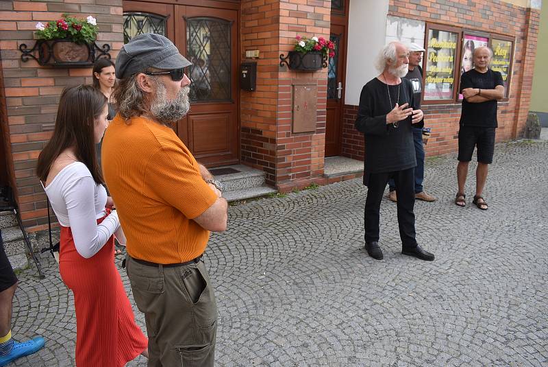 Fotograf a pedagog Jindřich Štreit ze Sovince představil svého talentovaného žáka fotografa Antonína Mikšíka ze sousední Paseky.